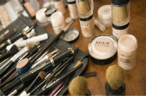 Max Factor蜜丝佛陀是如何成为宝洁公司旗下顶尖品牌的？